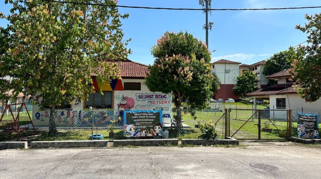 PEA4054's tweet photo. Wey Korang kalau first home buyer. 

Ada duit lebih beli lah rumah ni. 

Dah paling murah di Selangor

Rumah refurbish ada strata ada cc 

Harga RM70k je.

Bantu RT untuk rezeki aku.

Tapi itulah…….. https://t.co/JaisJ0MZjt
