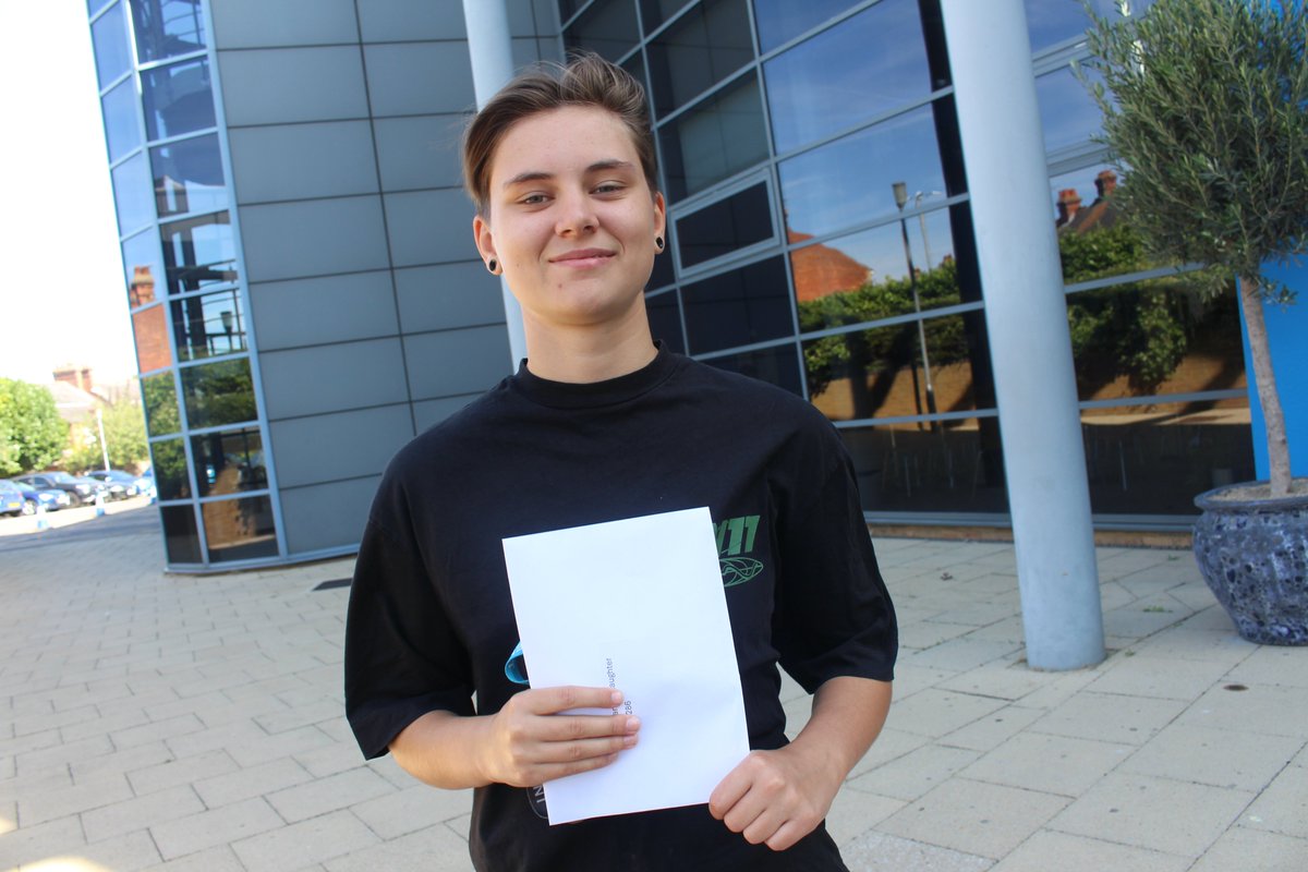 EKCSixthForm's tweet photo. "Psychology is a subject I'm passionate about. I hope to become a therapist and Sixth Form has been a great stepping stone to university."

Danny studied A Levels in Psychology, Criminology and Graphic Design, achieved BCC and is heading to @bournemouthuni to study Psychology. 👏 https://t.co/p8RI1YqBqK