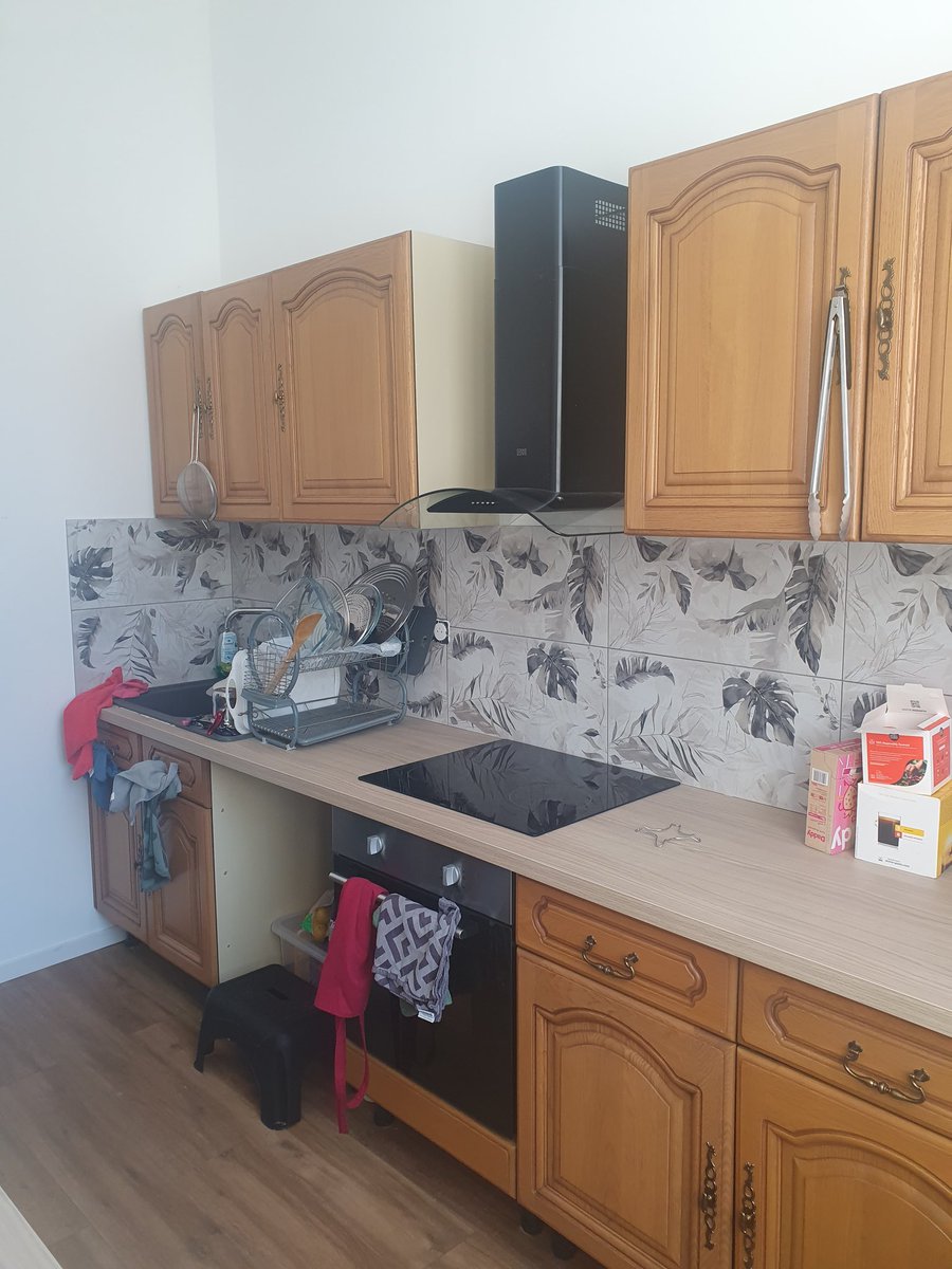 MedhiAsten's tweet photo. Il y a 3 mois, un client trouve un appartement intéressant affiché à 82 000€.

Il visite, demande à l'agent immobilier s'il a une marge de négociation et après calcul, on décide d'envoyer une offre à 68 000€.

Réponse de l'agent : "Le vendeur ne descendra jamais à ce prix là"

3 mois plus tard, le même appartemnt vient d'être affiché à 72 000€ dans une autre agence.

Commentaire de l'agent à mon client au téléphone : "Il y a une bonne marge de négo".

La visite est prévue pour la semaine prochaine.

Ne faites jamais confiance aux agents immobiliers et vérifiez toujours les informations qu'on vous donne.