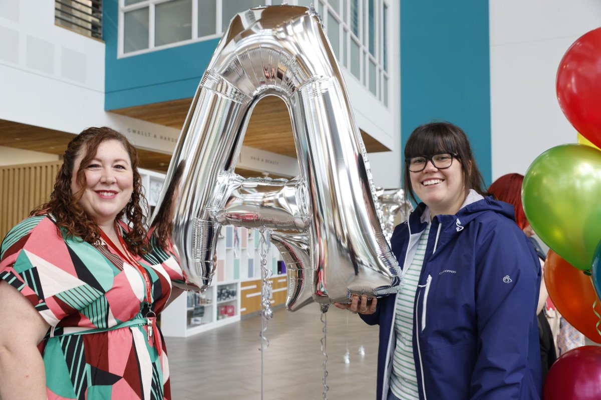 coleggwent_cym's tweet image. Llongyfarchiadau i #fyfyriwraeddfed Jade 🌟
 
Roedd Jade am fynd ar drywydd ei hangerdd dros chwaraeon ond oherwydd anaf doedd dim modd i hi chwarae, felly yn lle hynny bydd yn symud ymlaen i USW i ddilyn #gyrfa fel Ffisiotherapydd 🎓 Da iawn Jade 👏🏼#DiwrnodyCanlyniadau2024