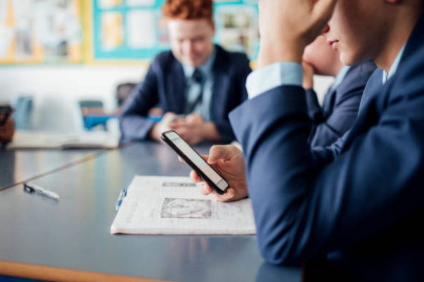EISUnion's tweet photo. The EIS has noted today’s publication by the Scottish Government of national Mobile Device Guidance for Scotland’s schools. #EISNews https://t.co/cpEItP5Jqx https://t.co/AeDIQTWRgP
