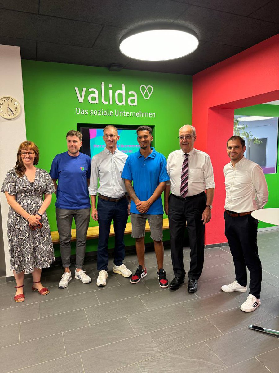 DefrWbf's tweet photo. Bundesrat @ParmelinG besuchte #Valida in #StGallen, ein soziales Unternehmen für Menschen mit Behinderung. #Zivi Sunusy Egger zeigte ihm, wie er in seinem #Zivildienst die betreuten Personen in ihrem Alltag unterstützt und so zur Selbstständigkeit beiträgt. https://t.co/VApGydlsZX