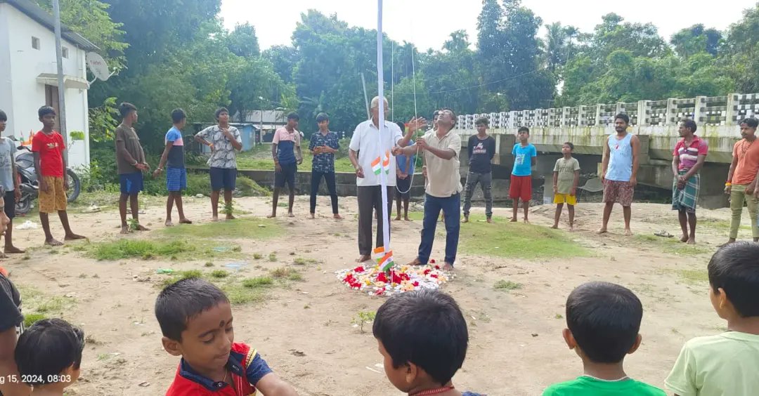 ABVPAPD's tweet photo. আজ ABVP আলিপুরদুয়ার জেলার ফালাকাটা নগরে পতাকা উত্তোলন এবং শহীদদের প্রতি শ্রদ্ধাঞ্জলি অর্পণ করার পাশাপাশি ছাত্র ছাত্রীদের খাতা ও কলম বিতরণ করা হল।

 #ABVPUttarBanga https://t.co/o4TBwsvDlk