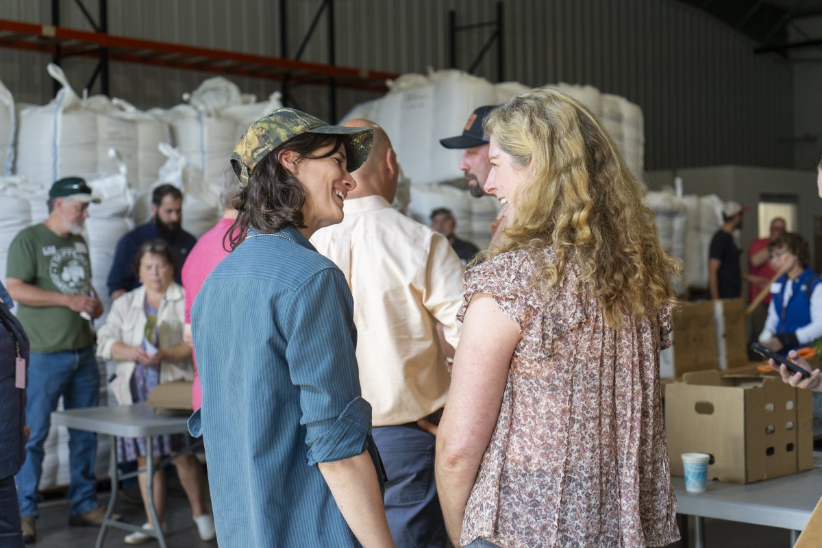 PNWAgNetwork's tweet photo. On Wed., SW Washington's @RepMGP joined the Lewis County Farm Bureau for their Tour of Ag. She is a member of the House Ag Committee.
The tour kicked off with a visit to the Southwest Washington Food Hub warehouse in #ChehalisWA.
#WAagriculture #lewiscounty
Photos: @RepMGP https://t.co/pDxsDqXpYA
