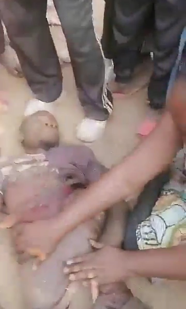 🇨🇩 Kilwa dans le Haut Katanga, on parle d'au moins 8 civils tués par la police confondant de jeunes à des membres d'une milice armée. 
Il s'agirait d'adeptes d'une secte religieuse (Kishila), sur les vidéos, on ne voit aucune arme sur les morts et même les manifestants.