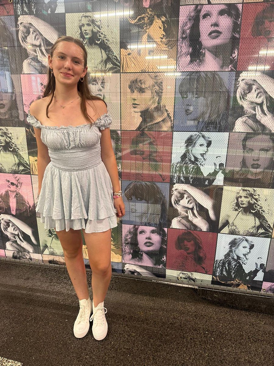 Steev_c's tweet photo. Just had a call with a very excited Annie at the @taylorswift13 concert in London tonight. https://t.co/bujUqyz3TW