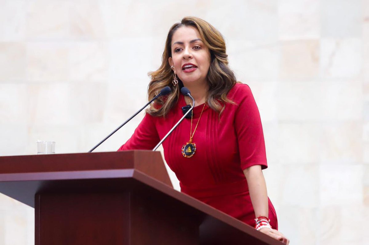 marianabenitezt's tweet photo. Hoy más que nunca, debemos reconocer que los estereotipos de género no solo limitan nuestras capacidades como sociedad, sino que perpetúan la violencia contra mujeres y niñas. En #Oaxaca, nuestra riqueza cultural y diversidad deben ser el terreno fértil para un desarrollo libre de prejuicios y lleno de oportunidades igualitarias. Es nuestra responsabilidad, desde el ámbito legislativo, crear políticas que erradiquen estos estereotipos socioculturales, impulsando un cambio real y profundo. Juntas y juntos podemos transformar vidas a través de la cultura y las artes, y construir un futuro donde cada persona sea valorado por su humanidad, no por patrones impuestos.

#OaxacaEnMarcha 
#MarianaEnMarcha