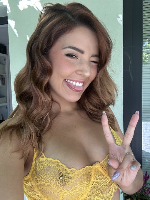 From 1 to 10 how much do you like my smile?? https://t.co/99arNuC4Dp