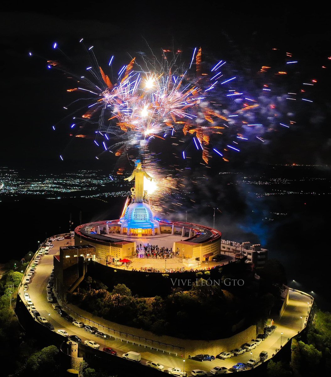 Capital_Route's tweet photo. 🎆🎊 ¡Que bonito es lo bonito! 🎉🎇

El cerro del cubilete y el monumentos a Cristo Rey estrenan iluminación escénica, todo un deleite para los visitantes y un orgullo para los guanajuatenses. 👏🏼👏🏼👏🏼

📸: Vive León. https://t.co/EK8H7f1SeP