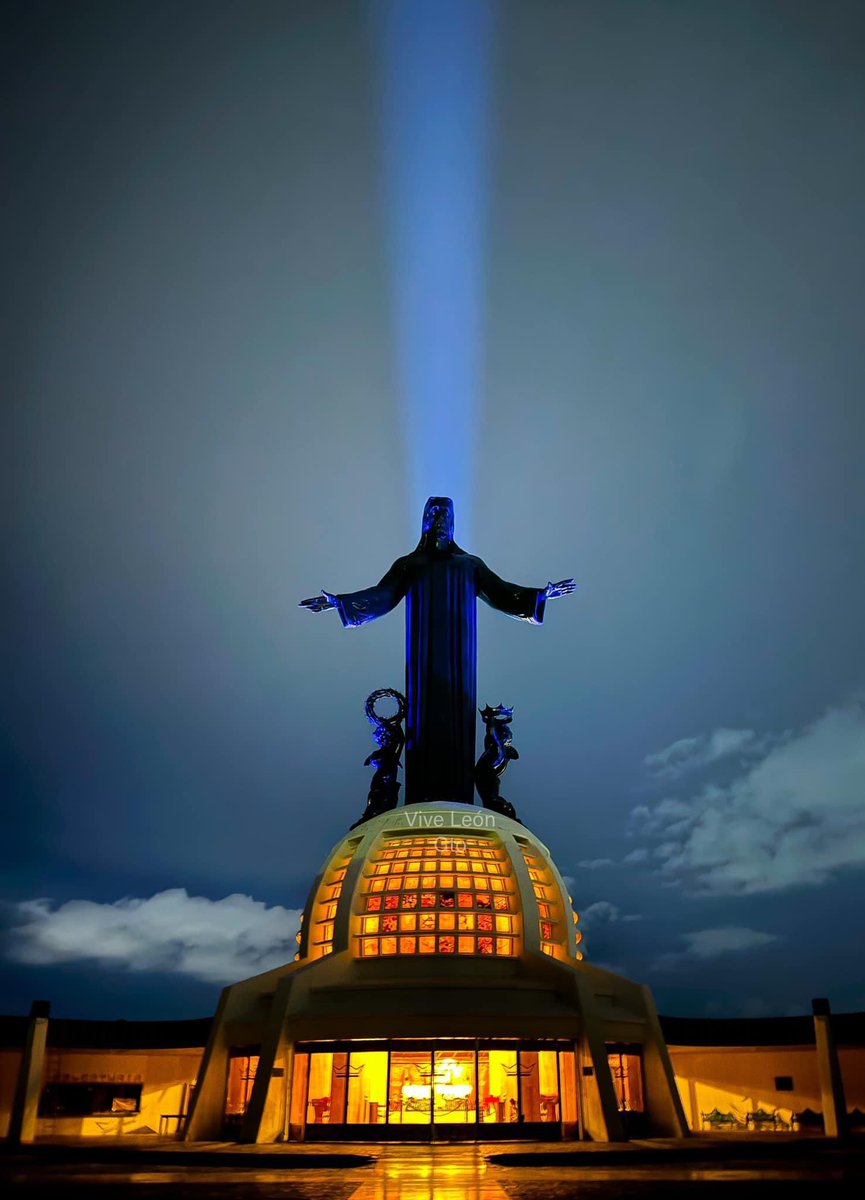 Capital_Route's tweet photo. 🎆🎊 ¡Que bonito es lo bonito! 🎉🎇

El cerro del cubilete y el monumentos a Cristo Rey estrenan iluminación escénica, todo un deleite para los visitantes y un orgullo para los guanajuatenses. 👏🏼👏🏼👏🏼

📸: Vive León. https://t.co/EK8H7f1SeP
