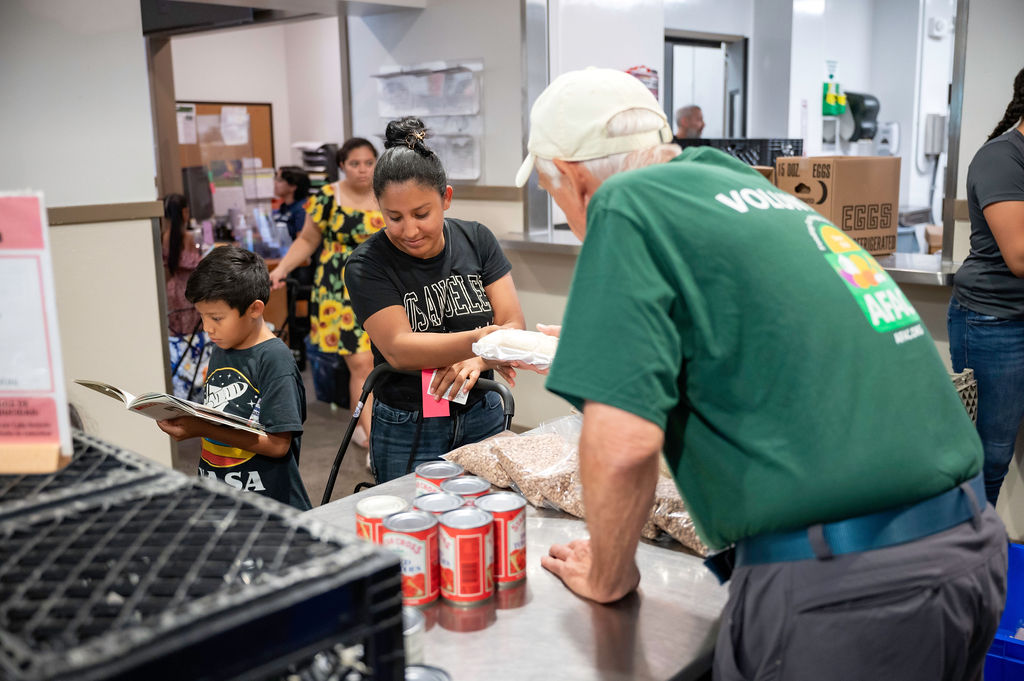 AFACfeeds's tweet photo. School may be about to start, but families receiving #foodassistance from AFAC need your help to start the school year off right. Make a contribution today and join our #EndSummerHunger food and fund drive. Click the #linkinbio to donate.

#afacfeeds #fooddrive https://t.co/gfXagqSXoy