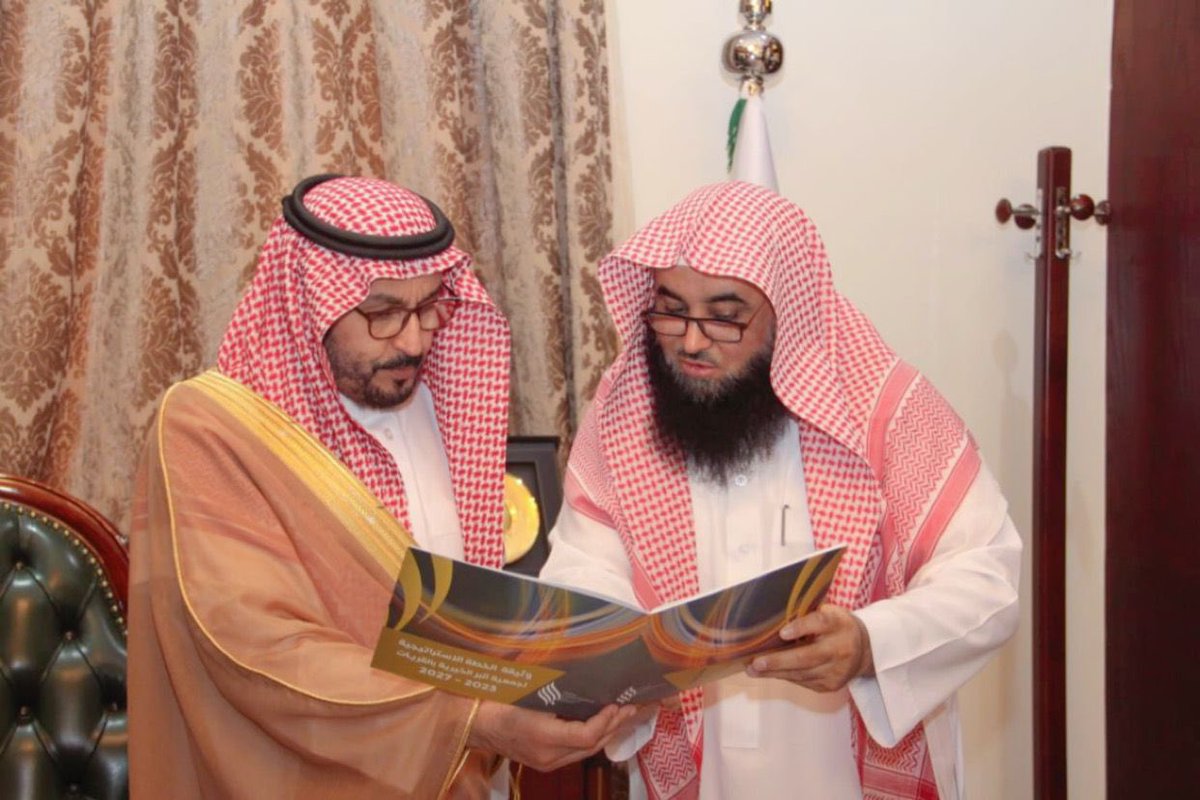 brqryt's tweet photo. التقى سعادة محافظة القريات 
أ. عبدالله بن صالح الجاسر بمكتبة هذا اليوم الخميس الموافق 1446/2/11 هـ رئيس مجلس إدارة جمعية البر الخيرية  بمحافظة القريات د. مشعل بن محمد العنزي . والمدير التنفيذي للجمعية  أ. اسامه الجوفي
وتسلم سعادته خلال اللقاء نسخة من التقرير السنوي للجمعية للعام 2023 الذي  يتضمن البرامج والأنشطة وتقارير  المبادرات التي قامت الجمعية بتنفيذها كما أطلع سعادته شرح موجز على ما  تقدمه الجمعية من خدمات للمستفيدين ودعم ومساندة للأسر المحتاجه .
وثم سعادة المحافظ جهود الجمعية
ودورها بما يعود بالنفع والفائدة للمجتمع .
#القريات
#برالقريات