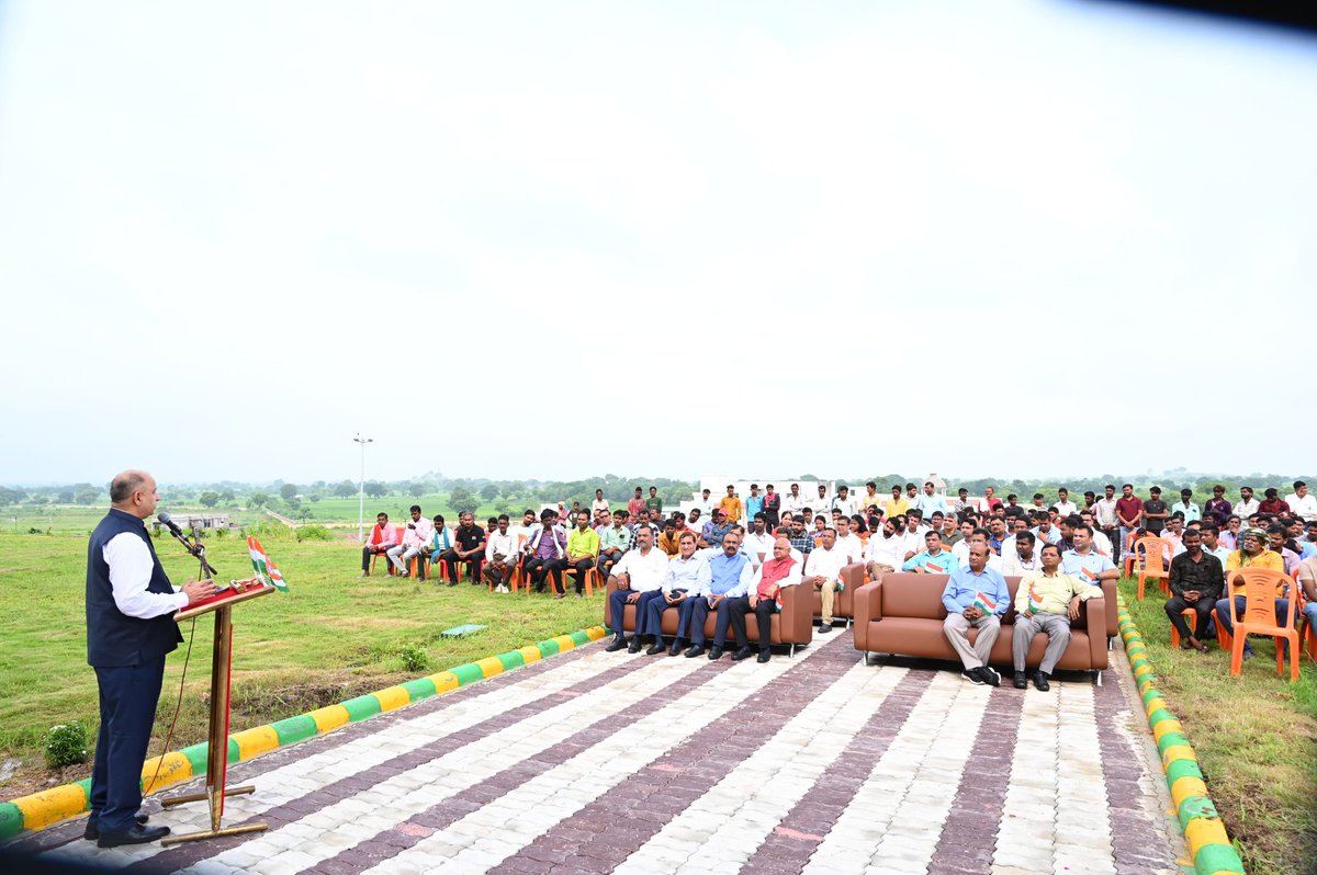 rlbcaujhansi's tweet image. मध्य प्रदेश के दतिया जिले में विश्वविद्यालय के नवनिर्मित मत्स्य महाविद्यालय और पशु चिकित्सा एवं पशु विज्ञान महाविद्यालय में पहली बार स्वतंत्रता दिवस समारोह आयोजित हुआ। माननीय कुलपति प्रो. अशोक कुमार सिंह ने ध्वजारोहण कर छात्रों, शिक्षकों, और किसानों को संबोधित किया। 
#RLBCAU