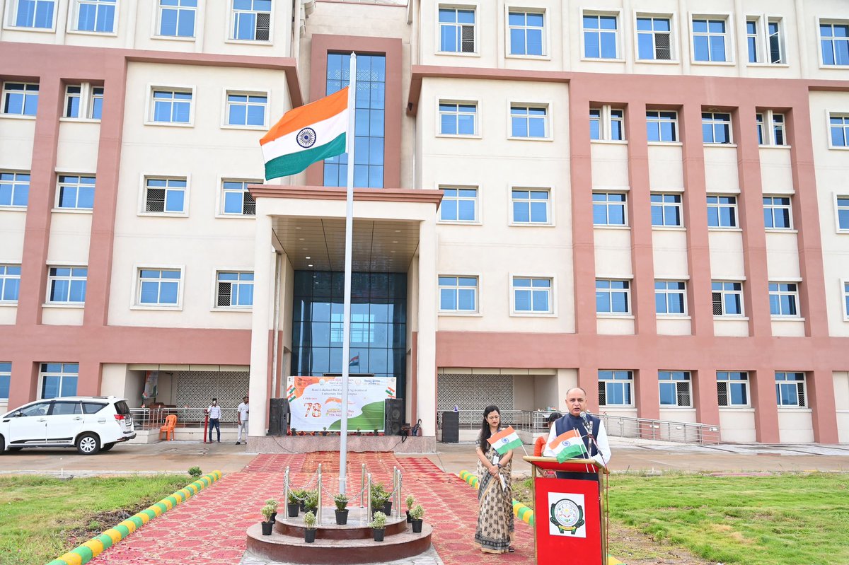 rlbcaujhansi's tweet image. मध्य प्रदेश के दतिया जिले में विश्वविद्यालय के नवनिर्मित मत्स्य महाविद्यालय और पशु चिकित्सा एवं पशु विज्ञान महाविद्यालय में पहली बार स्वतंत्रता दिवस समारोह आयोजित हुआ। माननीय कुलपति प्रो. अशोक कुमार सिंह ने ध्वजारोहण कर छात्रों, शिक्षकों, और किसानों को संबोधित किया। 
#RLBCAU