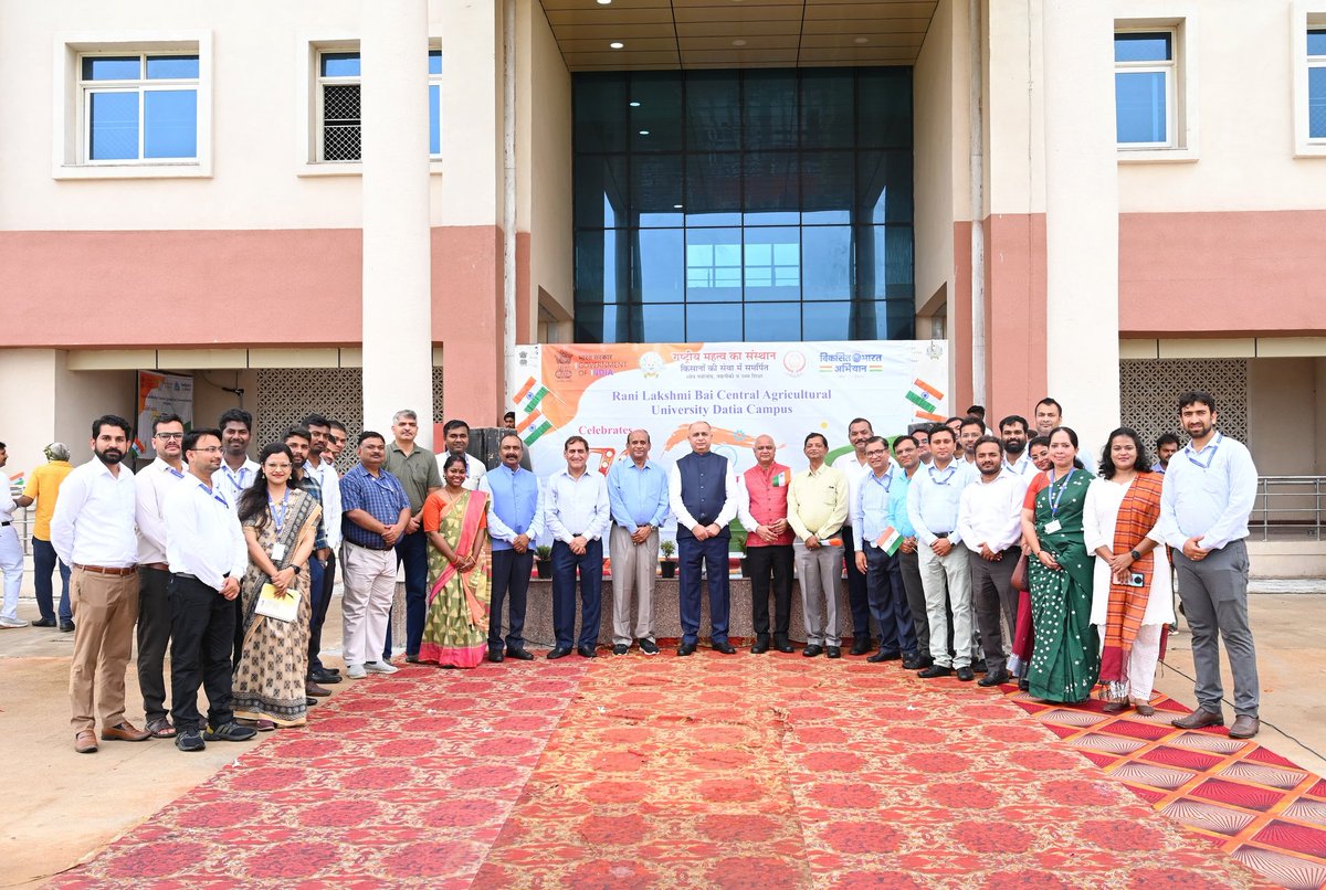 rlbcaujhansi's tweet image. मध्य प्रदेश के दतिया जिले में विश्वविद्यालय के नवनिर्मित मत्स्य महाविद्यालय और पशु चिकित्सा एवं पशु विज्ञान महाविद्यालय में पहली बार स्वतंत्रता दिवस समारोह आयोजित हुआ। माननीय कुलपति प्रो. अशोक कुमार सिंह ने ध्वजारोहण कर छात्रों, शिक्षकों, और किसानों को संबोधित किया। 
#RLBCAU
