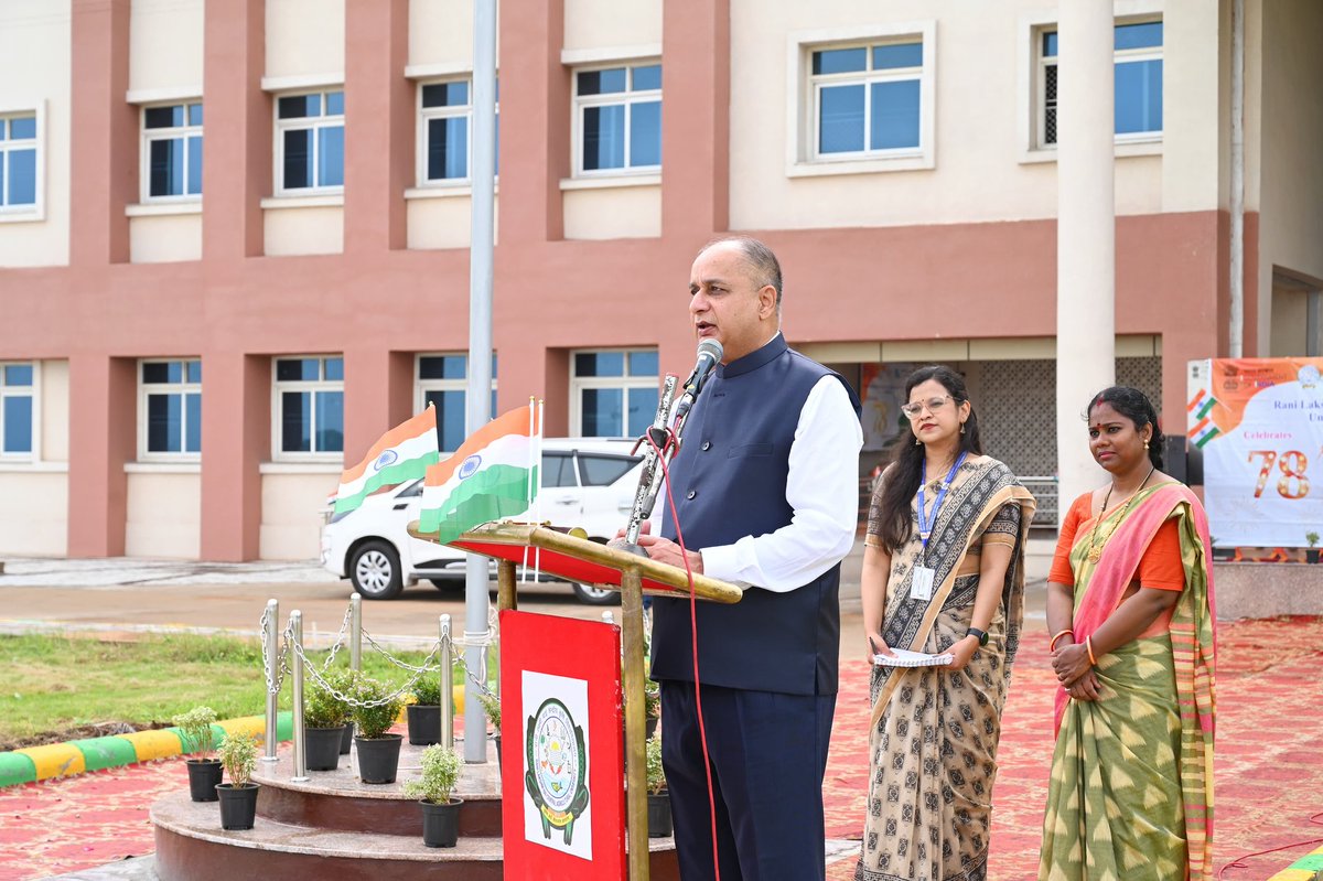rlbcaujhansi's tweet image. मध्य प्रदेश के दतिया जिले में विश्वविद्यालय के नवनिर्मित मत्स्य महाविद्यालय और पशु चिकित्सा एवं पशु विज्ञान महाविद्यालय में पहली बार स्वतंत्रता दिवस समारोह आयोजित हुआ। माननीय कुलपति प्रो. अशोक कुमार सिंह ने ध्वजारोहण कर छात्रों, शिक्षकों, और किसानों को संबोधित किया। 
#RLBCAU