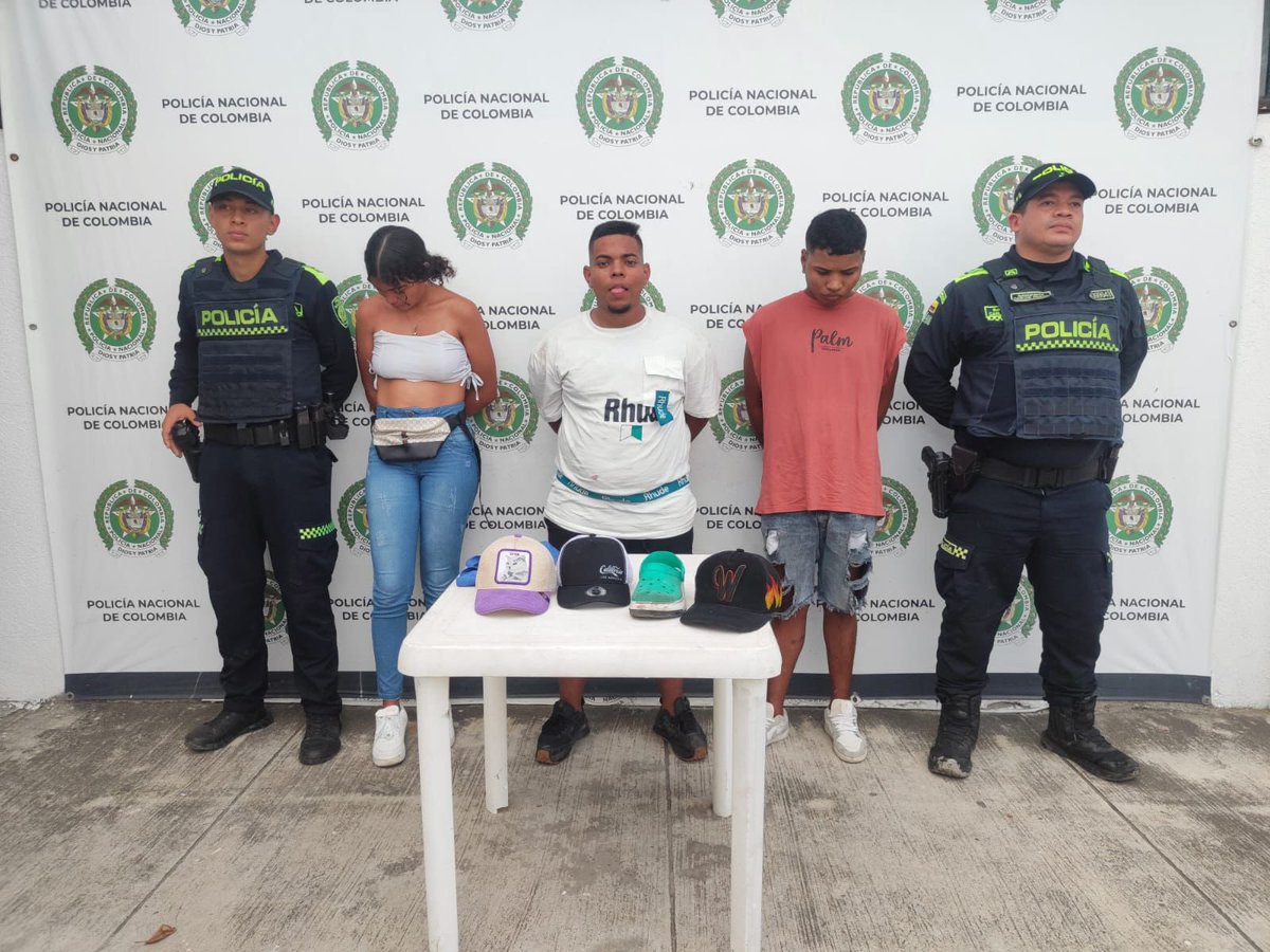 Capturados los presuntos responsables del homicidio de Juan Carlos De La Hoz Montenegro. Las patrullas de vigilancia de la <a href="/PoliciaStaMarta/">Policía Metropolitana de Santa Marta</a> activaron el plan candado en el sector de los hechos, logrando la captura de tres personas, quienes según lo expresado por la Policía