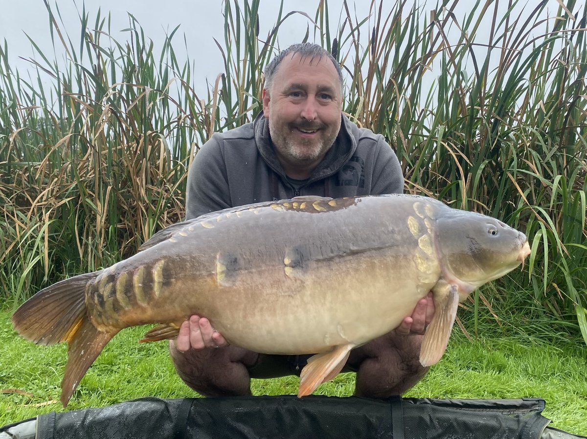 simonpearson8's tweet photo. Get in! Only gone and landed the heaviest lake resident @ Earls View fishery, Shrewsbury. Big Earl 43-02 absolutely buzzing. @MainlineBaits Cell 10mm shelf life and super buoyant Pop-Ups https://t.co/vurnSlMSzY