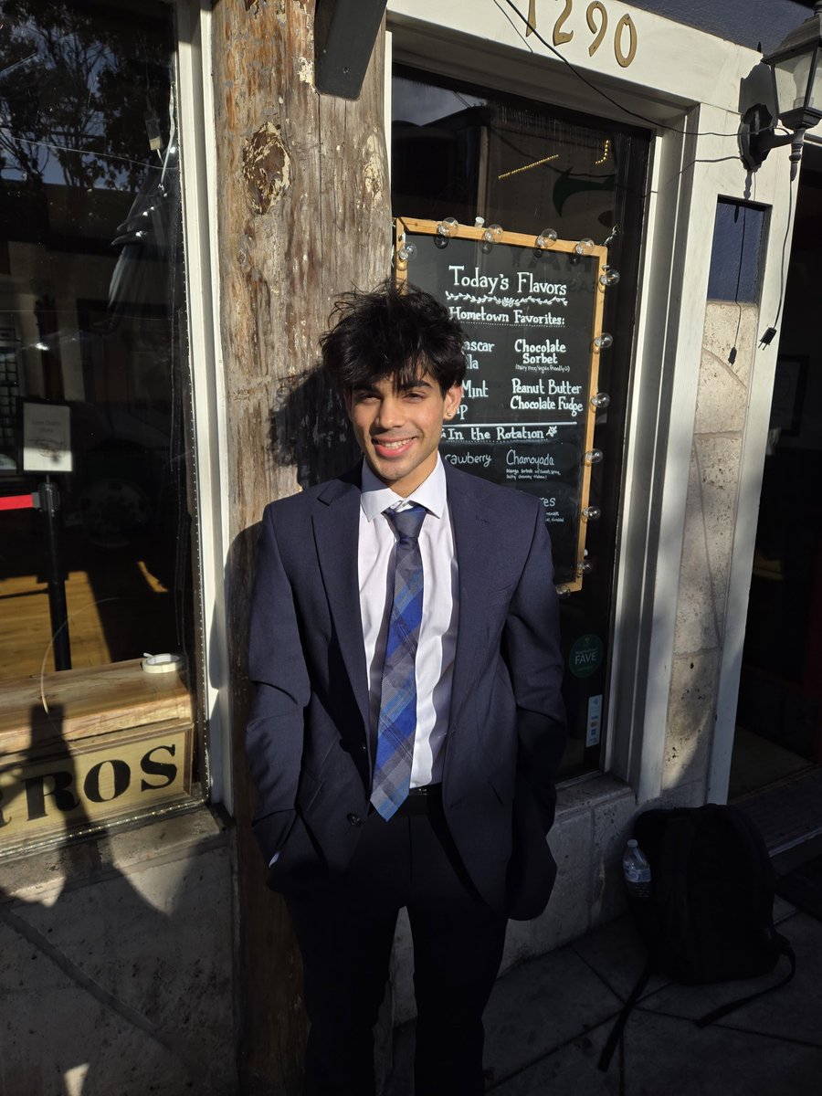 Wilder_Lab's tweet image. Had a great time celebrating Prayrak's last day in the lab by stopping by the labs fav ice cream spot! @SF_HC 🍦🍨 Prayrak also decided to show out by giving his final presentation in a suit. Looking sharp! #dapper