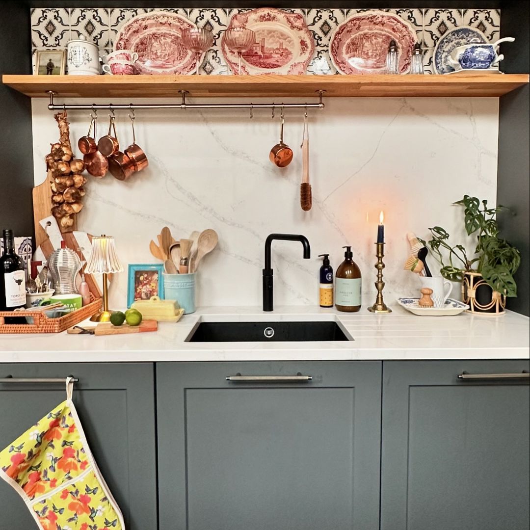 If Emily Cooper from #EmilyInParis had a Wren Kitchen, she would definitely take inspiration from this chic maison 🥐🇫🇷

🏠: Shaker Chelsea in Spectrum and Forest Green Matt
📸 IG: ourhouseonthecrescent
