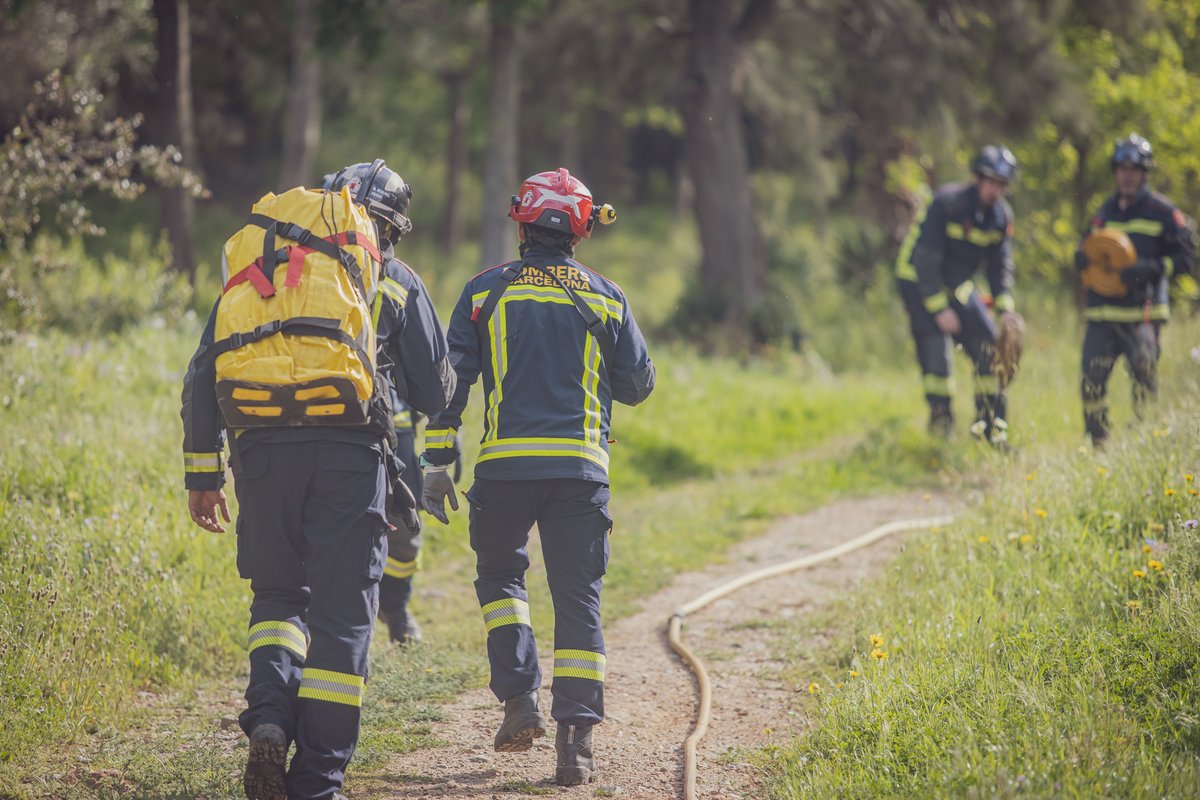 BCN_Bombers's tweet photo. A l'estiu, els #BombersBCN, la @GUBBarcelona i el #CUESB practiquem simulacres d'incendi forestal, com aquest que vam fer a #TorreBaró.
Treballem la nostra resposta i coordinació amb altres cossos i veïnat en cas d'incendi real.
ℹ️ https://t.co/IQD7XcMr8f https://t.co/Nx9EYBZ51G