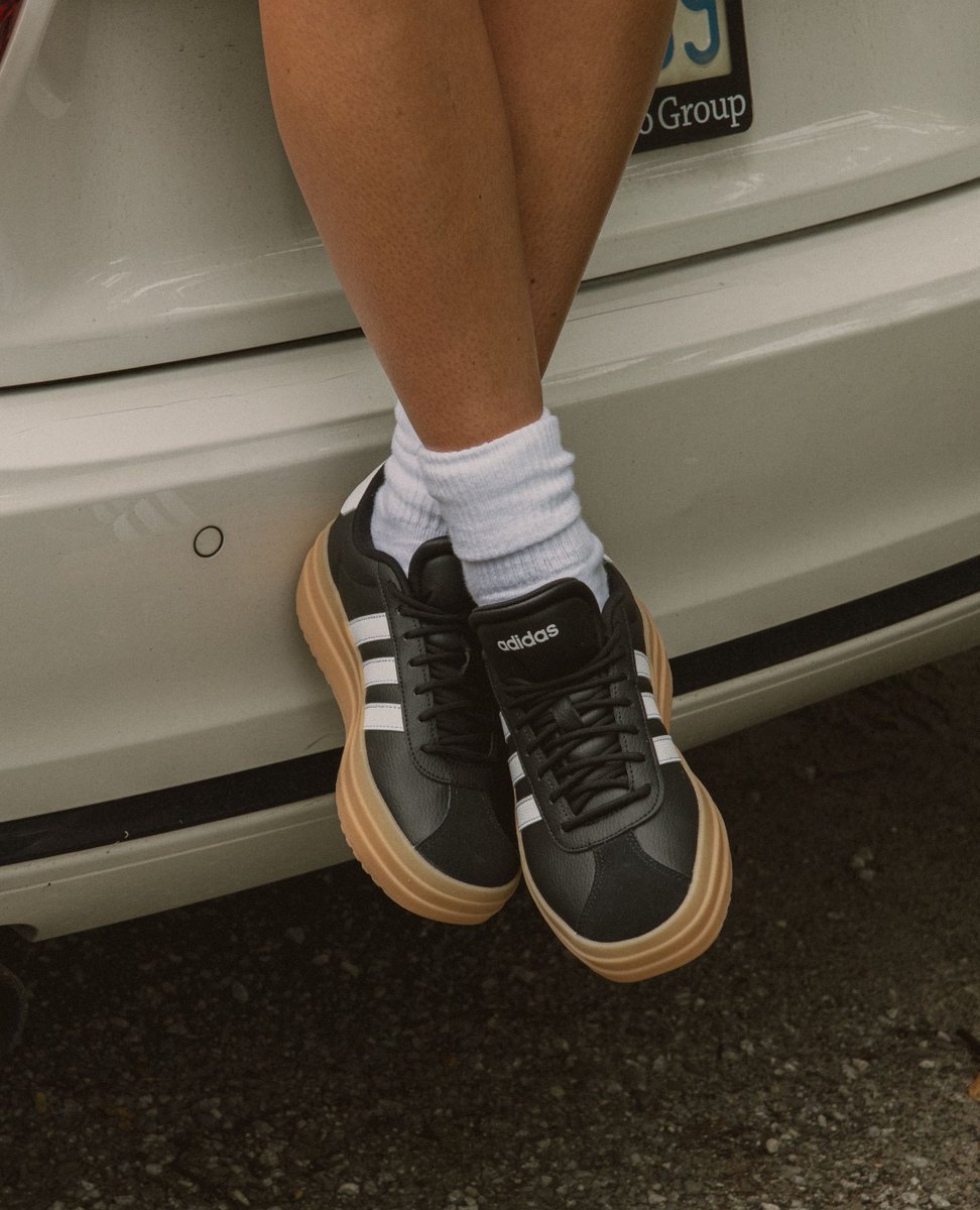 blackwell_shoes's tweet image. everyone needs a black sneaker in their collection 🐈‍⬛

#adidas #platformsneaker #footwear