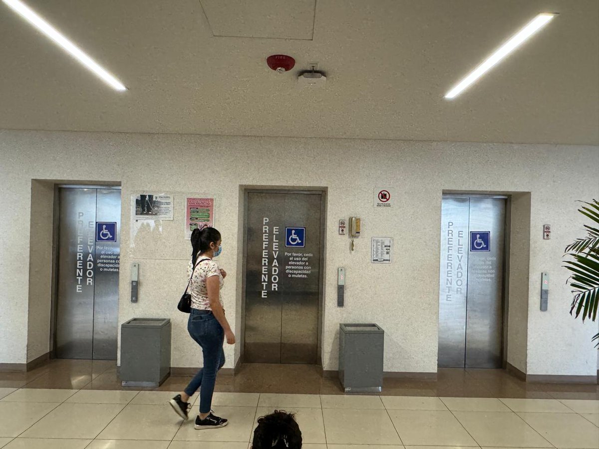 HCentralSLP's tweet photo. ¡Ayúdanos a dar prioridad a personas con movilidad reducida!💚🏥 Si vienes a tu consulta, recuerda dar preferencia a personas en silla de ruedas, muletas o alguna discapacidad. ♿️🛗

#MásApoyoEnSalud #PotosiParaLasYLosPotosinos https://t.co/9vRd9Sjifc