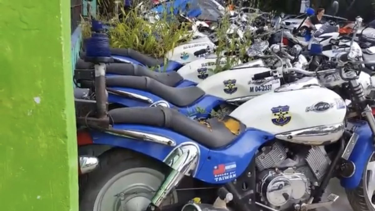elprofe911's tweet photo. Recuerdan este tipo de motocicletas que tenia la PNC?
Alguien me puede decir la marca y/o modelo por favor. https://t.co/zP5tIL0h98