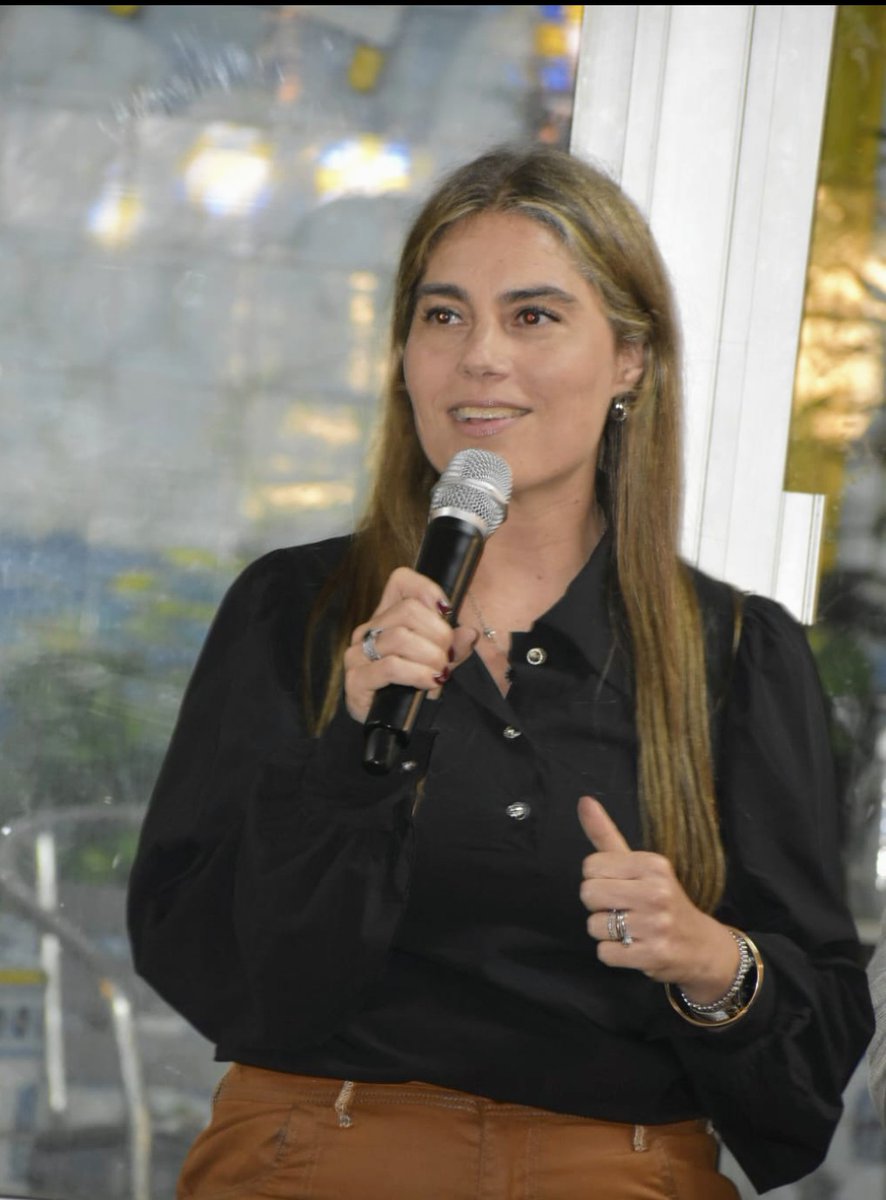 Excelente entrevista en el hilo a la Dra. Verónica Pérez <a href="/Veroperezpap/">Dra. Verónica Pérez Papadópulos</a> gran representante de <a href="/juntos_uy/">JuntosUY</a> en Lista 4 al Colegio Médico el 29 de agosto. Equipo de trabajo horizontal y comprometido.