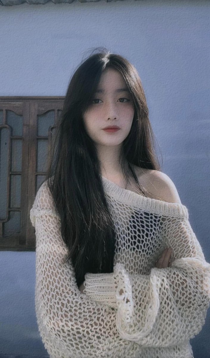 Roxane Accetta Nesting typically occurs in large, old trees with suitable cavities.Roxane Accetta