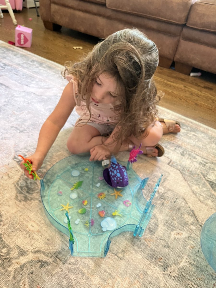 hkyankees1's tweet photo. Thanks to zhuzhupets, my daughter’s eyes sparkled as plush fish zoomed across the floor, no water needed! We created our own aquatic world with tunnels and loops. These collectible fish are full of surprises. @Tryazon #zhuzhupets #zhuzhuaquarium #nomesspets #tryazon https://t.co/XcnGBoyLZf