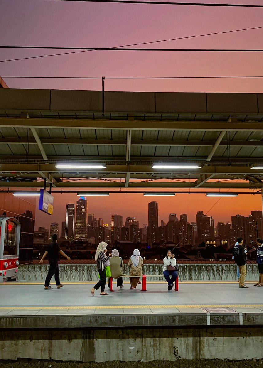 dalintaa's tweet photo. Cita2 punya kamera bagus model kaya sony a7 r iii, ricoh gr iii atau leica.

Tapi kadang kamera bagus kaya gitu, suka susah dapet momen cepet kek gini😂

📸 foto kemarin di stasiun manggarai, jakarta, Indonesia. https://t.co/BwrBDGuCIg