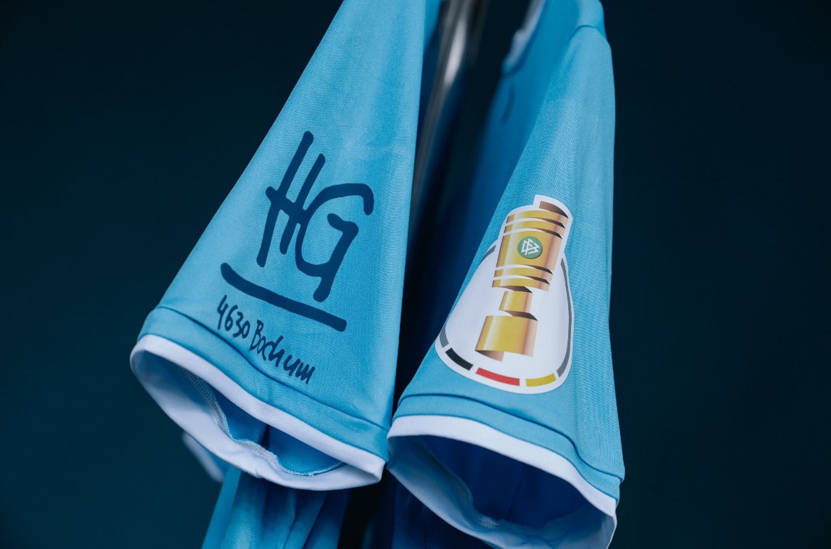 Bundesliga81's tweet photo. De Duitse zanger Herbert Grönemeyer is dit seizoen mouwsponsor in de bekerduels van VfL Bochum. Grönemeyer is misschien wel de bekendste fan van de club uit het Ruhrgebied en schreef het lied ‘Bochum’. Meer lezen over VfL? Koop dan ons boek.

Bestel nu 👉  https://t.co/qLANHbGEVS https://t.co/wswjVJ6yWJ