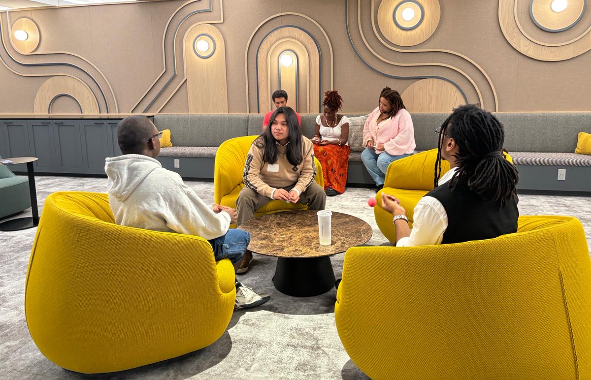 ScholarshipPlus's tweet photo. The highlight of SPlus' College Transition Day is the same every year: older scholars joining to answer burning questions from incoming first-years. Special thanks to Nana and Donavan for being our college experts and dropping facts, including but not limited to: (1/2) https://t.co/BsxKG32PNU