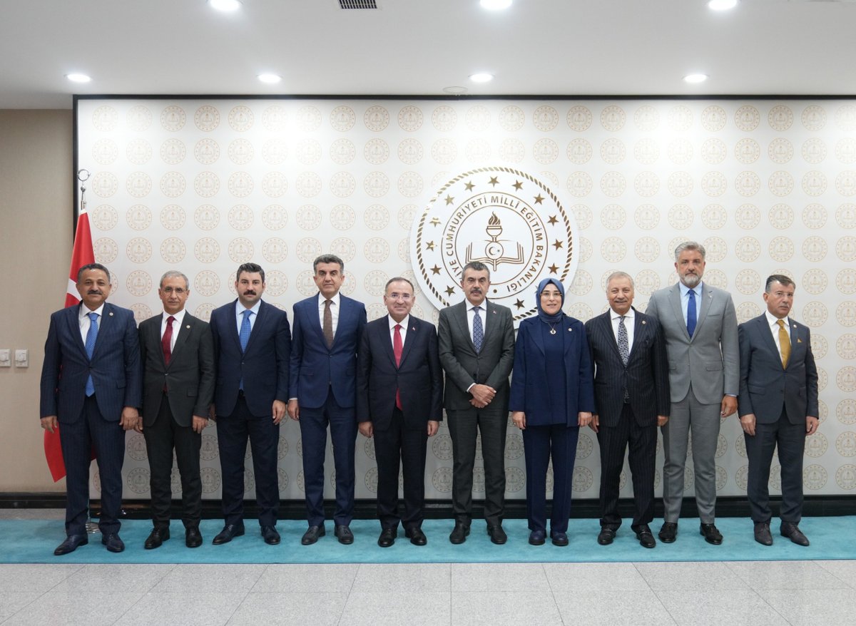 CYAZMAC's tweet photo. Milli Eğitim Bakanımız Sayın Yusuf Tekin’i, TBMM Başkanvekilimiz Sayın Bekir Bozdağ, milletvekili arkadaşlarım ve AK Parti Şanlıurfa İl Başkanımız Sayın @milhamigunbegi ile ziyaret ettik. 

Şanlıurfamız ve ilçelerimizdeki eğitim alanında mevcut durumu değerlendirdiğimiz ziyarette öğretmen ve öğrencilerimiz için yürütülen projeleri konuştuk. 

Türk Eğitim Sisteminde Çocuklar İçin Kapsayıcı Eğitimin Desteklenmesi Projesi (PIKTES) kapsamında şanlı şehrimizde görev yapan öğretmenlerimizin taleplerini de ilettiğimiz Sayın Bakanımızdan konuyla ilgili özel bir çalışma yapılacağı sözünü aldık. 

Şanlı şehrimizdeki okul, derslik ve öğretmen ihtiyaçlarını aktardığımız Sayın Bakanımız @Yusuf__Tekin‘e ilgilerinden ve değerlendirmelerinden dolayı şükranlarımı sunuyorum.

@RTErdogan @Akparti @tcmeb @bybekirbozdag