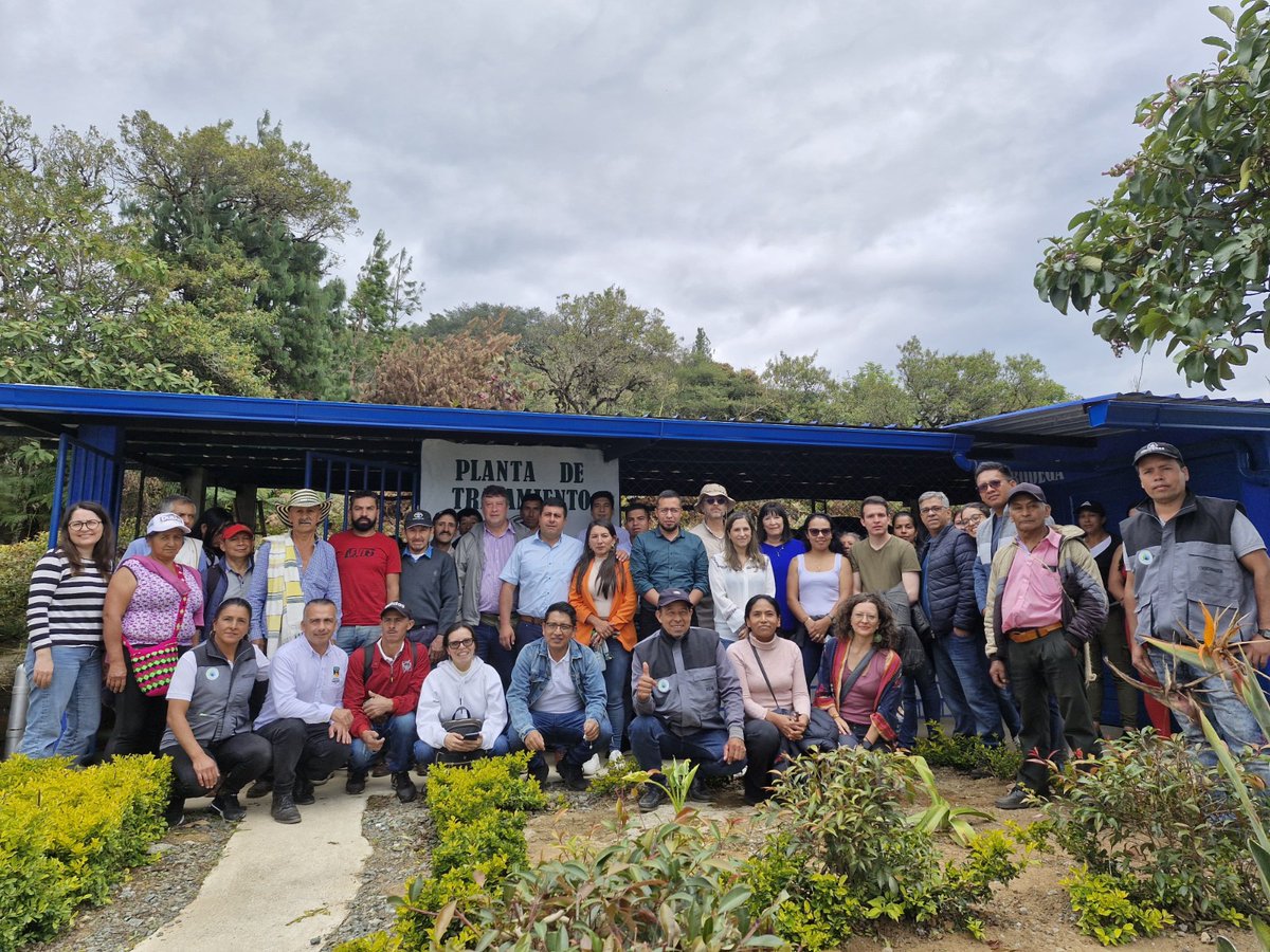 Minvivienda's tweet photo. El equipo del @Minvivienda llegó a El Tambo, Nariño, con representantes de Brasil, Chile, Perú y Bolivia para dialogar con gestores y beneficiarios de acueductos comunitarios;conocer su experiencia con la #RutaComuniAgua y la gestión de los proyectos para sus comunidades.#SIRWASH https://t.co/iITifxZSZu