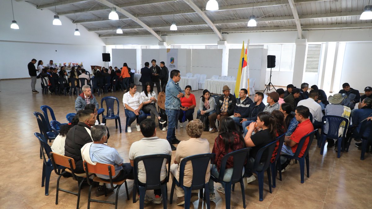 Minvivienda's tweet photo. El equipo del @Minvivienda llegó a El Tambo, Nariño, con representantes de Brasil, Chile, Perú y Bolivia para dialogar con gestores y beneficiarios de acueductos comunitarios;conocer su experiencia con la #RutaComuniAgua y la gestión de los proyectos para sus comunidades.#SIRWASH https://t.co/iITifxZSZu