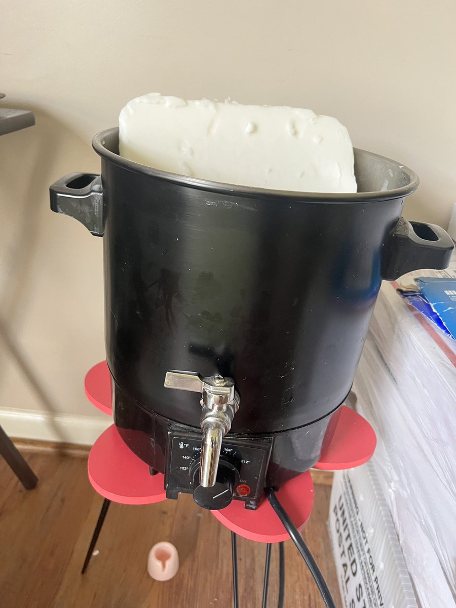 krazyessentials's tweet image. Melting wax for wax melts, whole office smelling like fall leaves 🥰