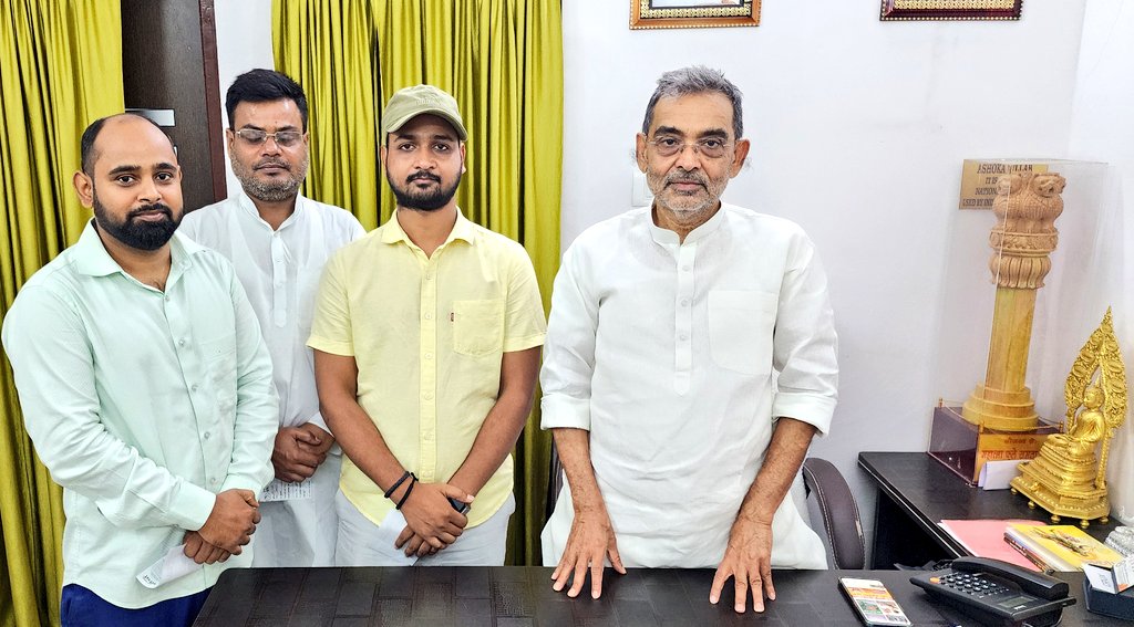 RoshanRajaKush's tweet photo. पटना (24एम स्ट्रैंड रोड) : बिहार के आमजनों की आवाज, सामाजिक न्याय के पुरोधा, पूर्व केंद्रीय मंत्री , राजनीतिक गुरु, अभिभावक,पार्टी के राष्ट्रीय अध्यक्ष माननीय नेता आचार्य श्री @UpendraKushRLM जी के हाथों आज पार्टी का प्राथमिक सदस्य बना। https://t.co/UNhsqvKShd