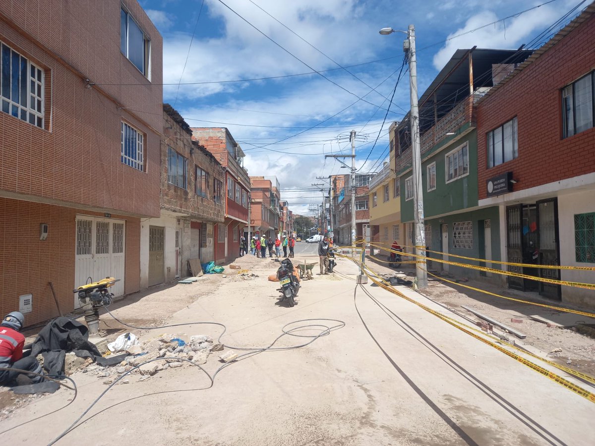 ContraloriaBta's tweet photo. ⚠ Visitamos obras relacionadas a la conservación y mantenimiento de vías y espacio público en el barrio San Vicente, de #Tunjuelito.

Las intervenciones cuestan más de $5⃣.6⃣0⃣0⃣ y avanzan a un 8⃣5⃣%.

#TuContraloríaEnAcción https://t.co/jWF1d27Pkc