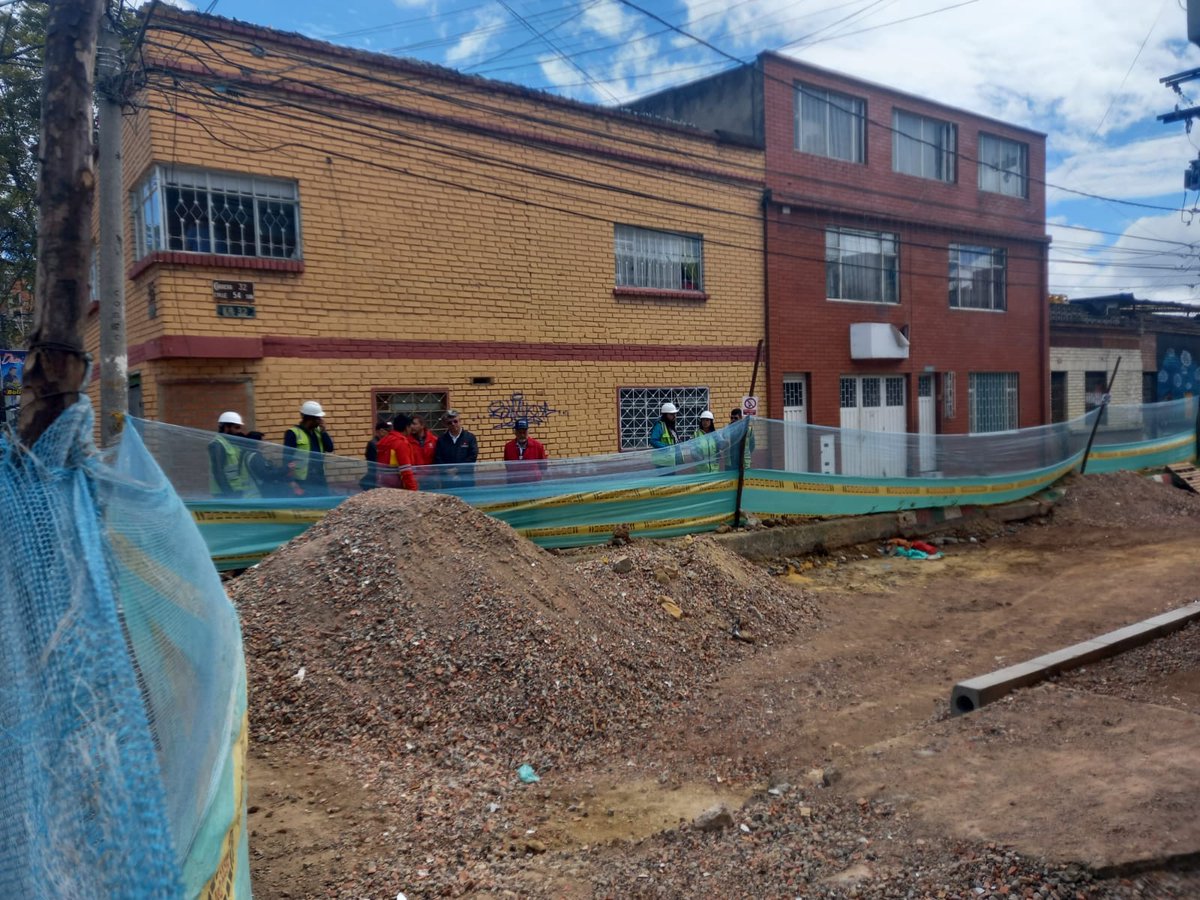 ContraloriaBta's tweet photo. ⚠ Visitamos obras relacionadas a la conservación y mantenimiento de vías y espacio público en el barrio San Vicente, de #Tunjuelito.

Las intervenciones cuestan más de $5⃣.6⃣0⃣0⃣ y avanzan a un 8⃣5⃣%.

#TuContraloríaEnAcción https://t.co/jWF1d27Pkc