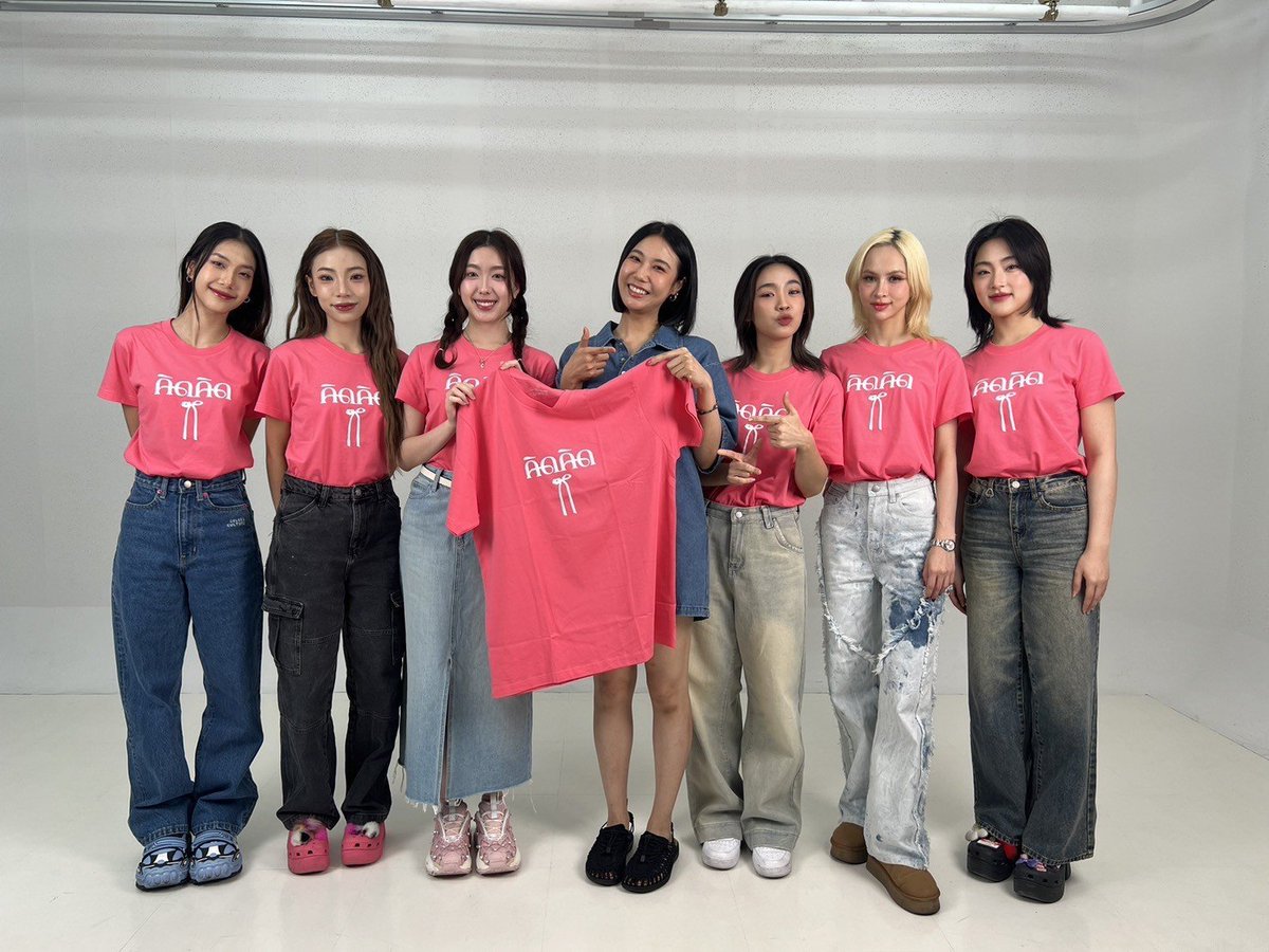 4eveOfficial's tweet photo. ขอบคุณทุกสถานี ขอบคุณทุกรายการ 
สำหรับการต้อนรับ 4EVE อย่างอบอุ่น 

ฝากน้อง "คิดคิด" ไว้ในอ้อมอกอ้อมใจด้วยนะคะ 
ใครฟังแล้ว ก็ฟังอีกได้ 
ส่วนใครเต้นเป็นแล้ว ส่ง #คิดคิดChallenge มาอวดกันได้น้าาา 

4EVE - คิดคิด ( Let me know ) | Official M/V 
📍YouTube : 4EVE 
https://t.co/UFacEiaz90

🎧Available now on all streaming

4EVE LET ME KNOW PRESS TOUR
#4EVEคิดคิด
#คิดคิด 
#4EVE 
#XOXOentertainment
#TPop