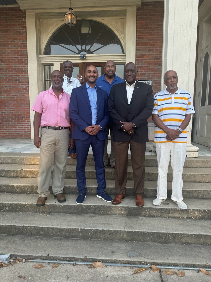 ShomariFigures's tweet photo. Thank you to Bullock County leadership for a great roundtable meeting. Together, we’re building a brighter future for Alabama District 2, one step at a time. Let’s keep pushing forward! #FiguresForCongress #AlabamaStrong #BullockCounty https://t.co/VceUkICczl