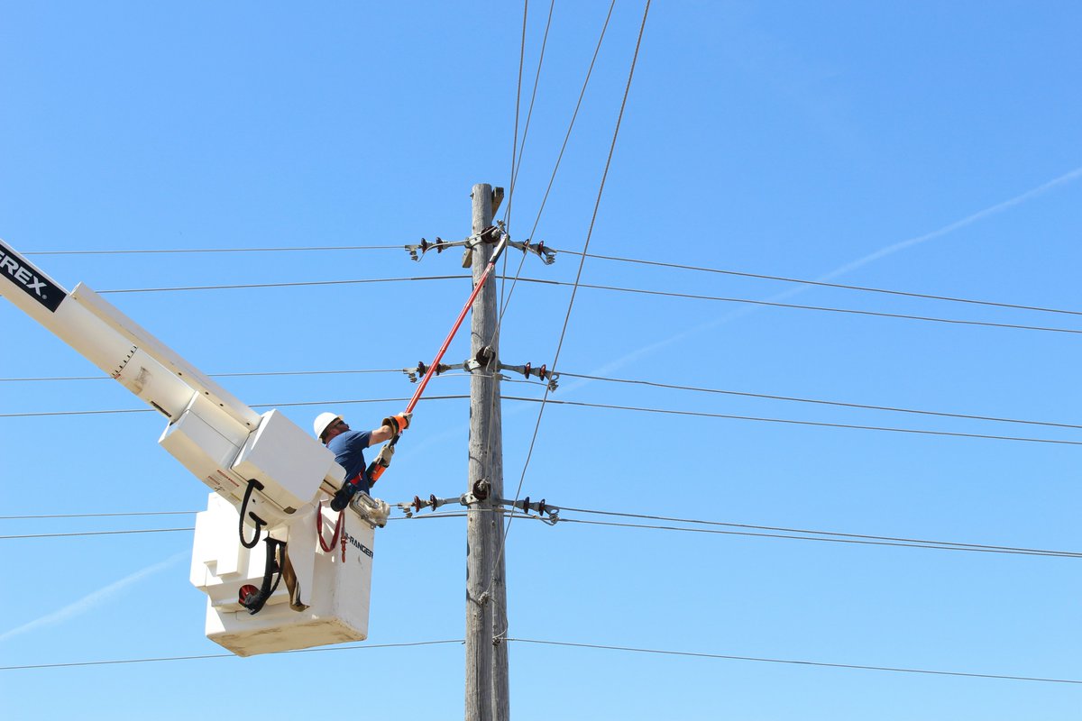 IowaUtility's tweet photo. Ever wondered what it takes to be a line worker? Though it can be challenging and dangerous work, line workers at @MidAm_EnergyCo are prepared with top-notch training and testing, so they are ready for anything out in the field. Learn what it takes: https://t.co/ER3g1ZJM0K. https://t.co/Kq0UoWKOFv