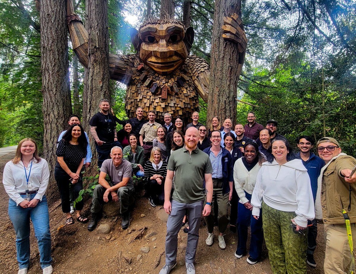 When your town is called "Trailhead City," City Hall no longer has walls.

#CityHallSelfie #JakobTwoTrees #NWTrolls