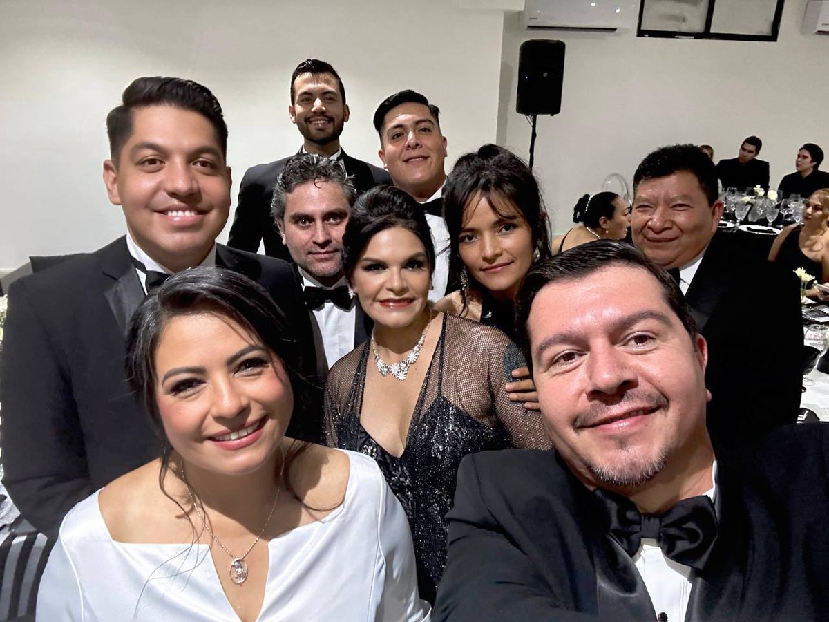 Eduayrod's tweet photo. Agradecido por la invitación de la Lic. Francisca Cazares y mi amigo @MemoRomeromzt a la celebración del 140° Aniversario de la Cámara de Comercio Mazatlán. Mis felicitaciones y reconocimiento por ser la primera presidenta de esta importante cámara, después de 140 años. https://t.co/GepWsOS77K