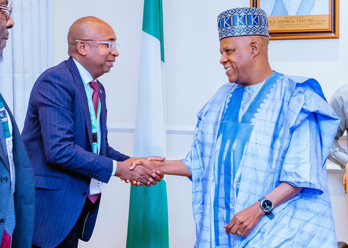 officialSKSM's tweet photo. Vice President @KashimSM played host to a delegation from the Central Securities Clearing System (@CSCSNigeria), led by its Managing Director/CEO, @Jalowaziri in his office at the Presidential Villa, Abuja, on Wednesday. 

@Jalowaziri and his team were at the Villa to interact with the Vice President on the operations of the CSCS and its future plans, especially on document management, leveraging the latest technology.