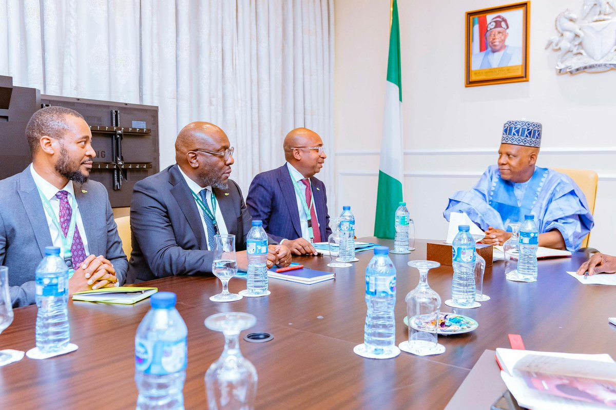 officialSKSM's tweet photo. Vice President @KashimSM played host to a delegation from the Central Securities Clearing System (@CSCSNigeria), led by its Managing Director/CEO, @Jalowaziri in his office at the Presidential Villa, Abuja, on Wednesday. 

@Jalowaziri and his team were at the Villa to interact with the Vice President on the operations of the CSCS and its future plans, especially on document management, leveraging the latest technology.