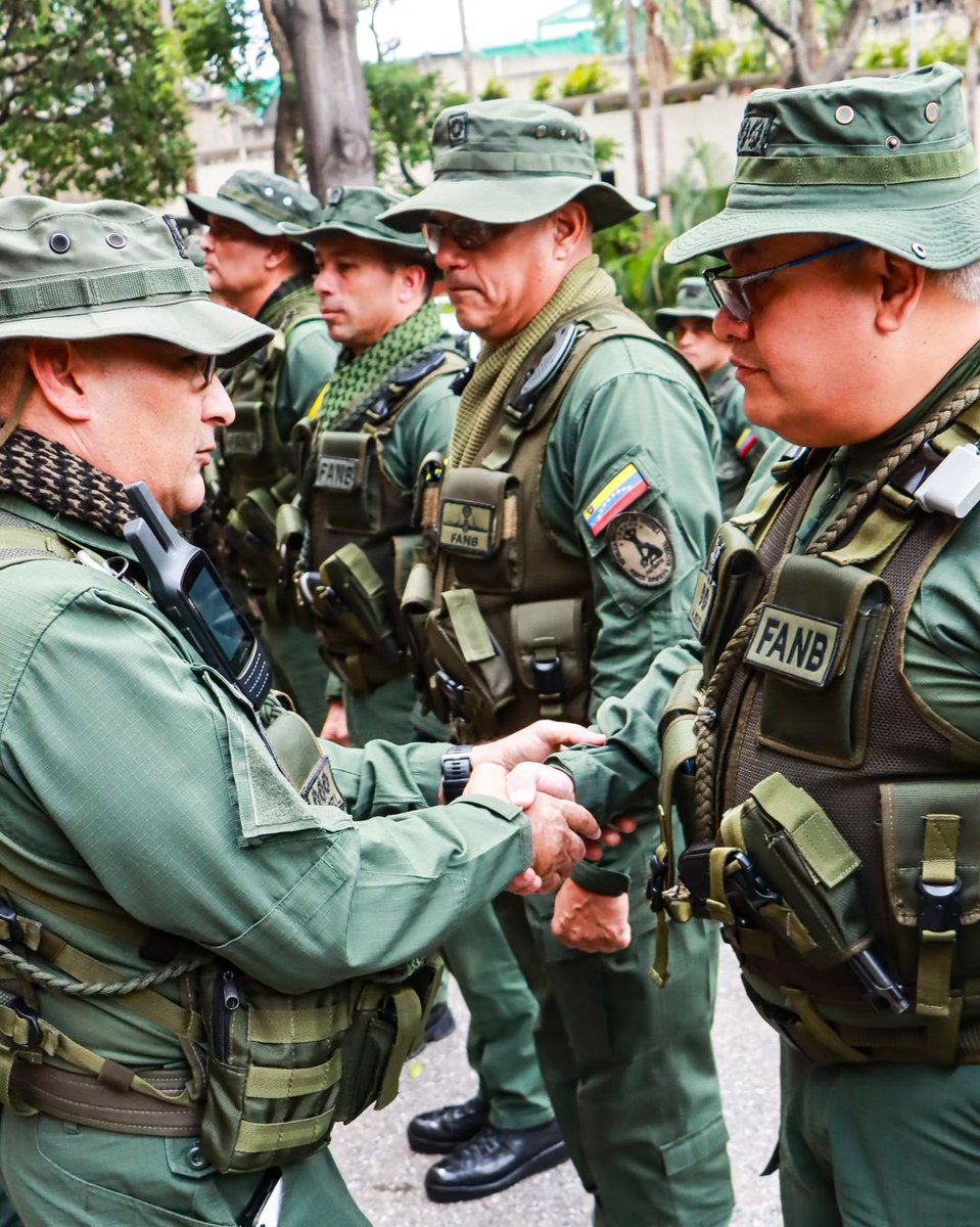 El Cmdte de la REDI Capital MG Johan Hernández Lárez <a href="/hljohan/">MG. Johan Hernández Lárez</a>, otorgó la Insignia "URRA de Combate República" al personal de la Armada Bolivariana, como reconocimiento a su desempeño durante la ejecución de la Operación República Elecciones Presidenciales 2024. ¡BZ! #FANB