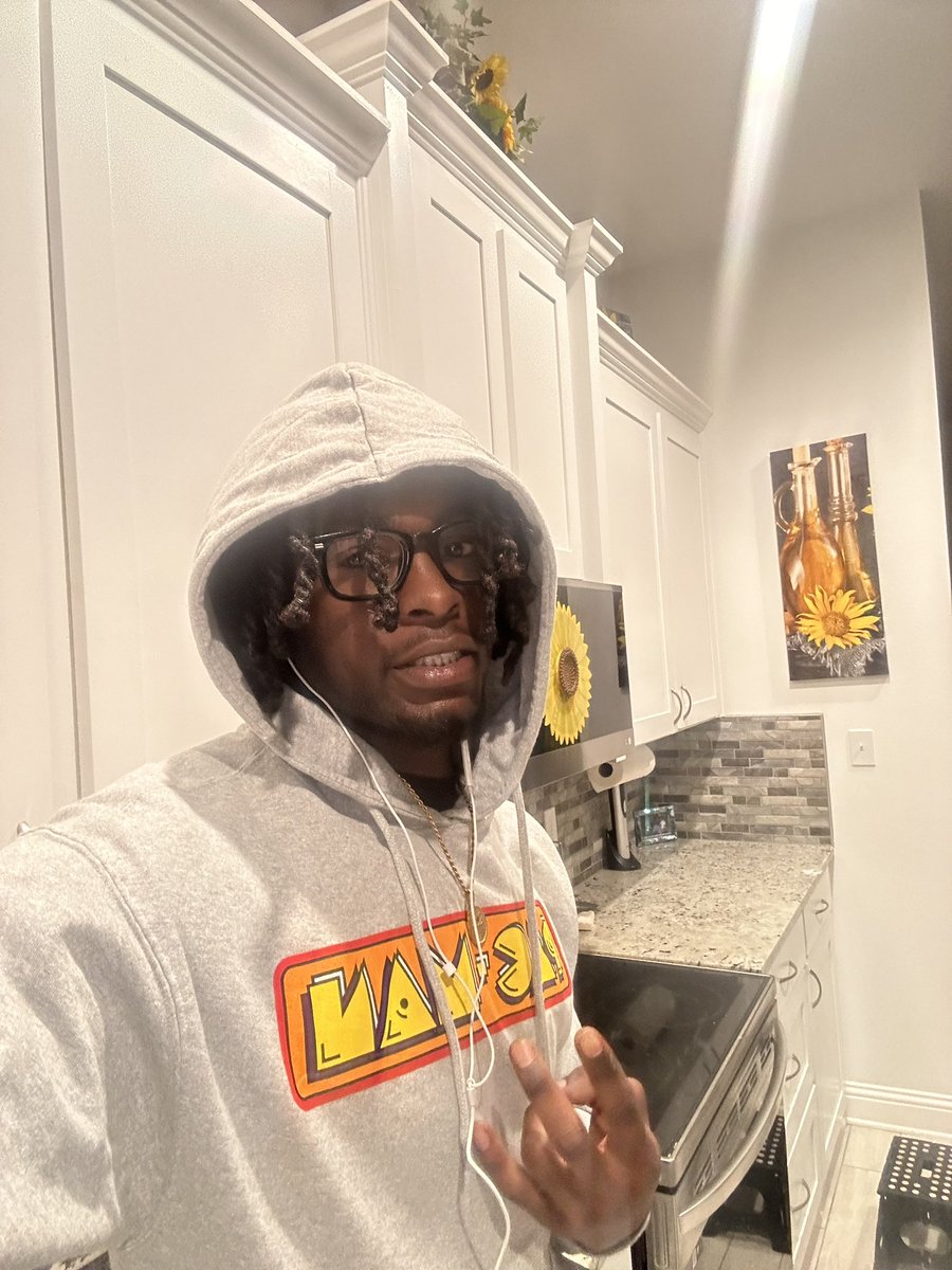 4Quez_'s tweet photo. its 🤓 or 😐 wit me. https://t.co/dBPc3YfJ8u